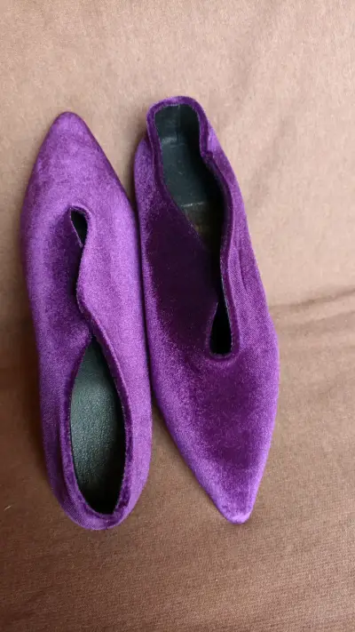 Zapatos planos de terciopelo morado - miniatura 5