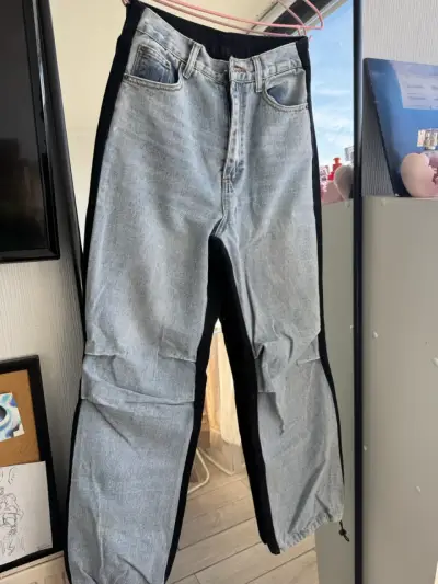 Jeans unisex azul claro con paneles oscuros - miniatura 1
