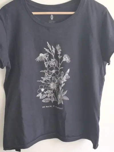 Polera KANO, negra con diseño floral, 100%algodón. - miniatura 1
