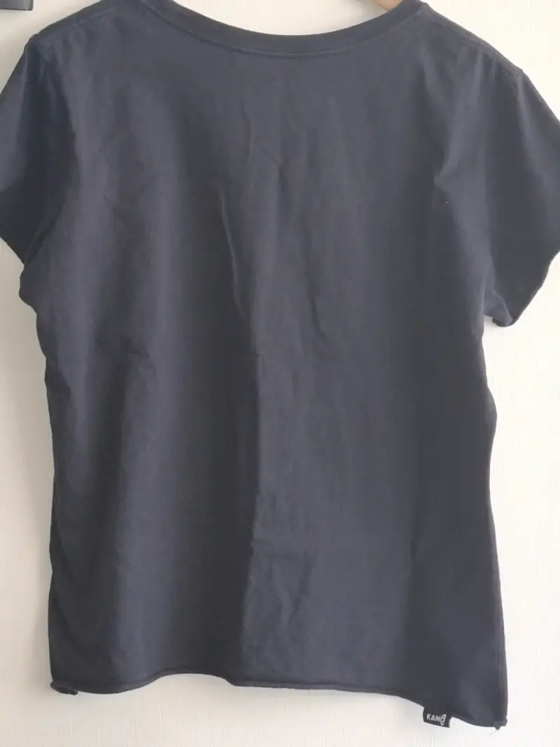 Polera KANO, negra con diseño floral, 100%algodón. - 2
