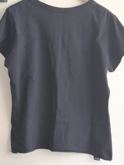 Polera KANO, negra con diseño floral, 100%algodón. - miniatura 2