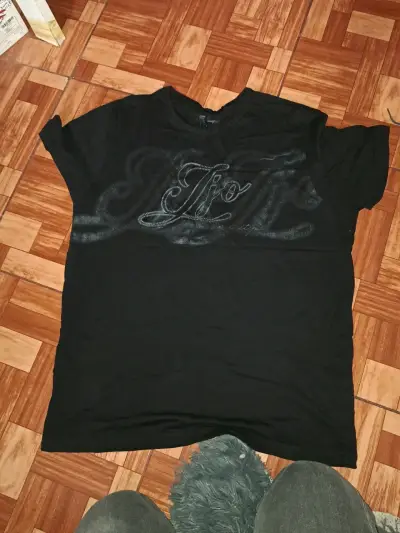 Polera negra con diseño bordado - miniatura 1