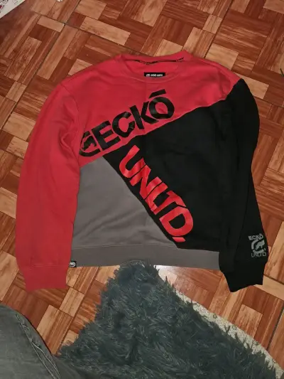 Polera negra con diseño bordado - miniatura 3