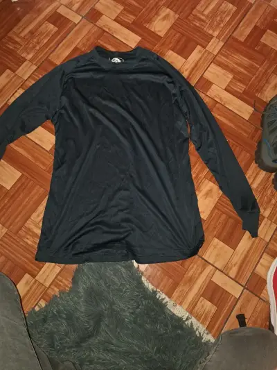 Polera negra con diseño bordado - miniatura 4