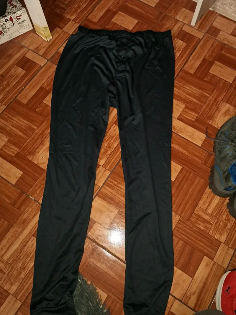 Polera negra con diseño bordado - 5