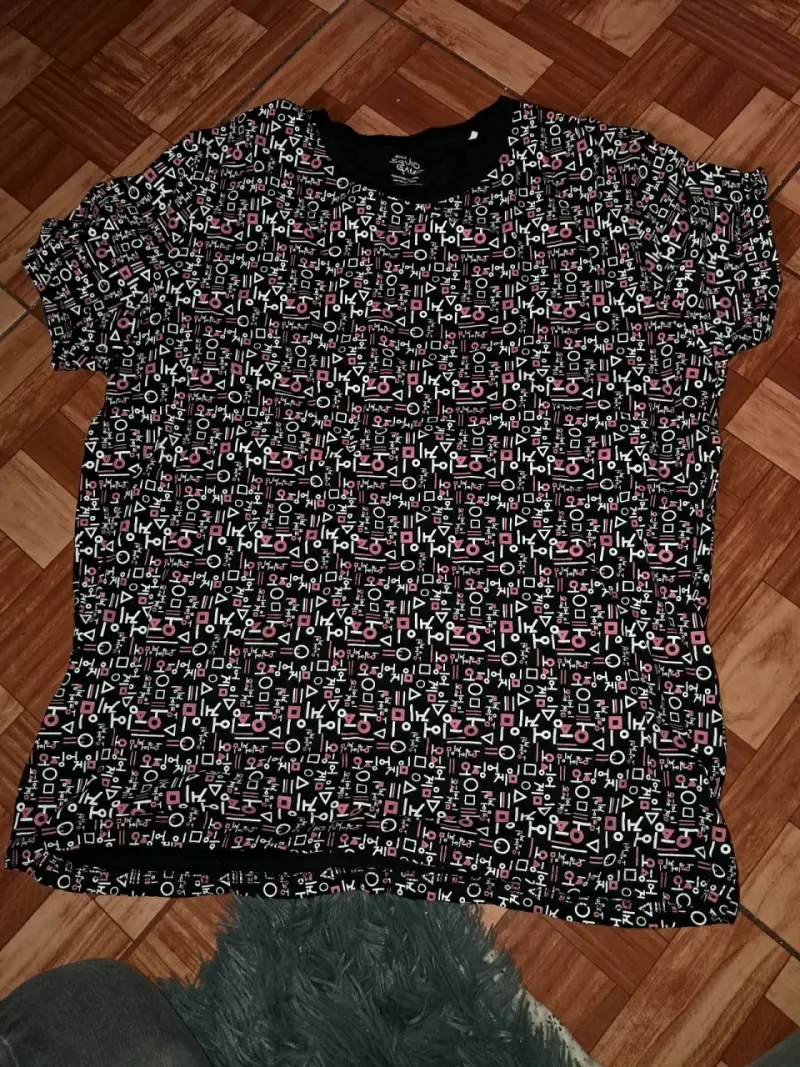 Polera negra con diseño bordado - 6