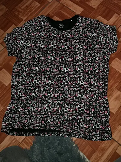 Polera negra con diseño bordado - miniatura 6