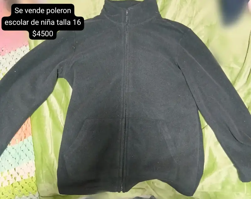 Polera negra con diseño bordado - 8