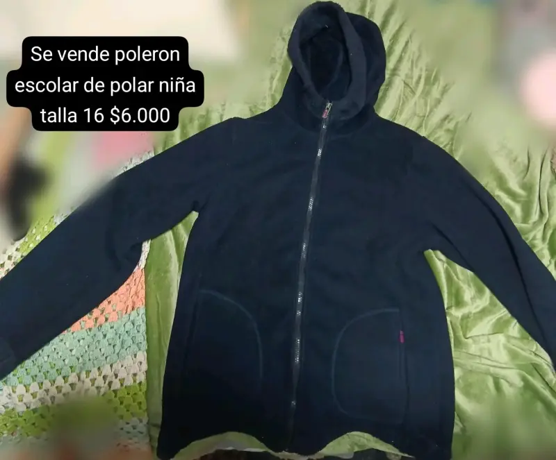 Polera negra con diseño bordado - 9