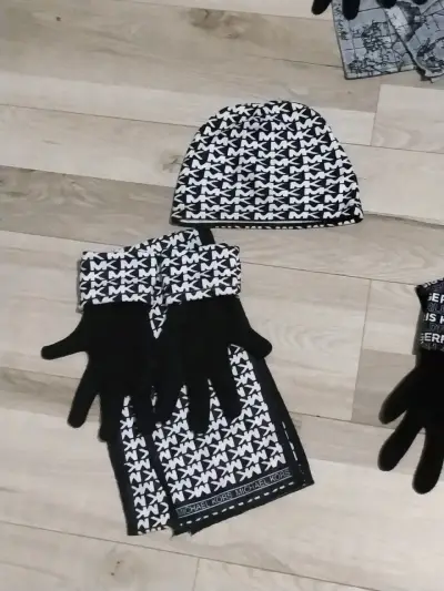 Set de gorro, bufanda y guantes de diseñador - miniatura 3
