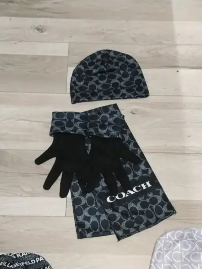 Set de gorro, bufanda y guantes de diseñador - miniatura 5