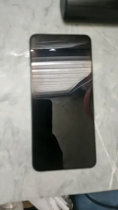 Smartphone con pantalla táctil en buen estado - miniatura 1