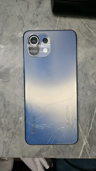 Smartphone con pantalla táctil en buen estado - miniatura 2