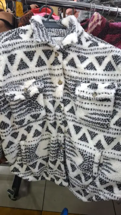 Peludo tipo chaqueta nuevo - miniatura 2