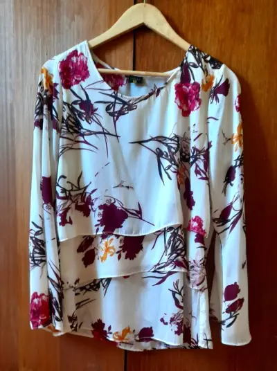 Blusa floral de mujer con diseño elegante - miniatura 1