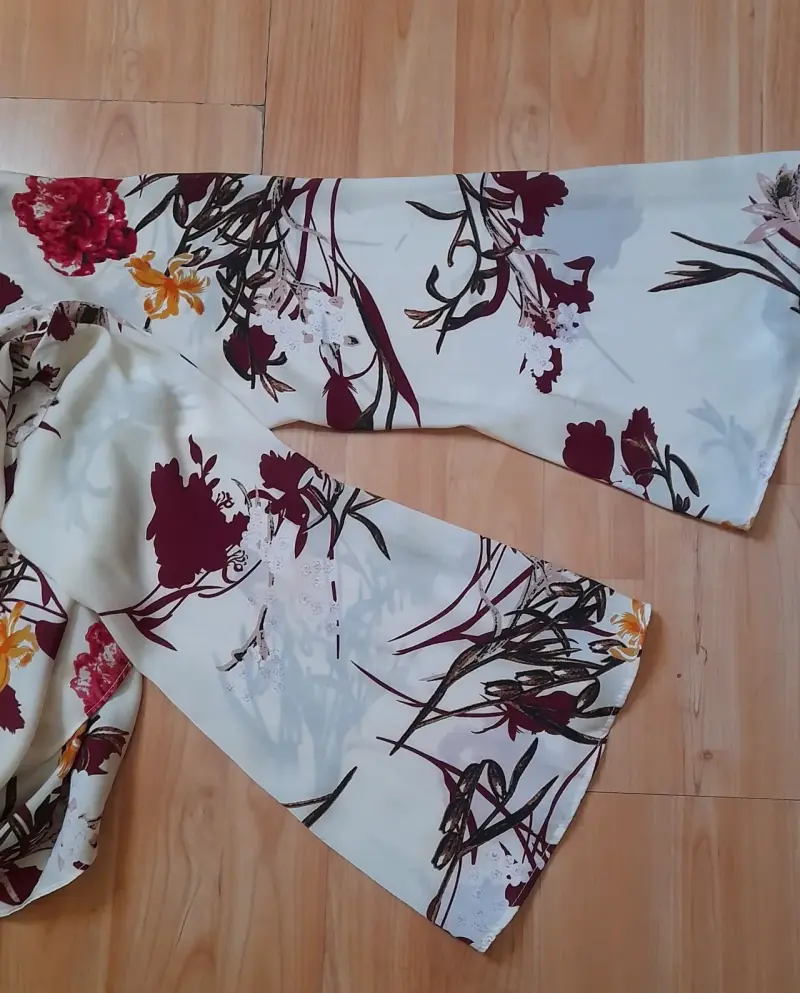 Blusa floral de mujer con diseño elegante - 2