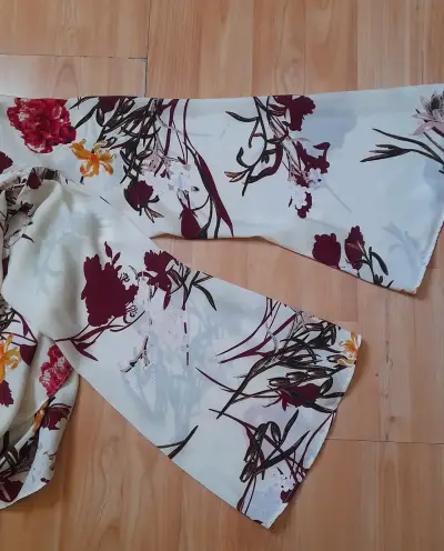 Blusa floral de mujer con diseño elegante - miniatura 2