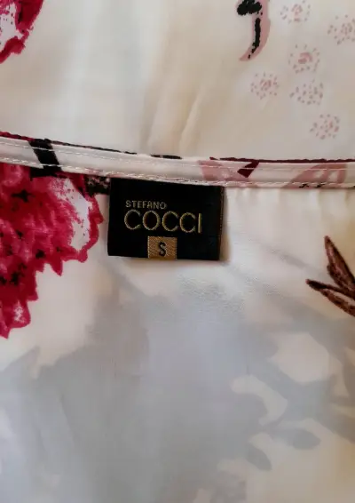 Blusa floral de mujer con diseño elegante - miniatura 3