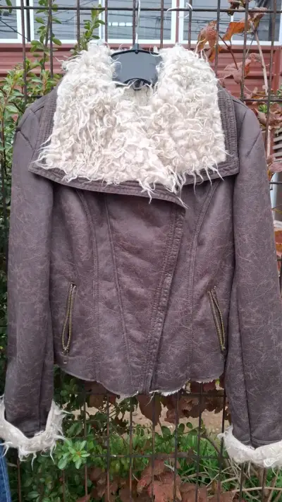 Chaqueta  stilo aviadora con forro peludo - miniatura 2