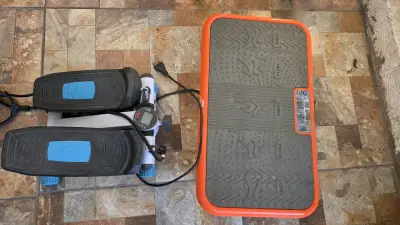 Máquina de ejercicios con step y plataforma vibr - miniatura 1