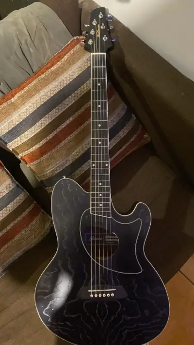 Guitarra acústica Ibanez negra con diseño - miniatura 1