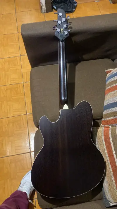 Guitarra acústica Ibanez negra con diseño - miniatura 2