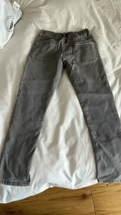 Jeans gris para niño en buen estado - miniatura 2