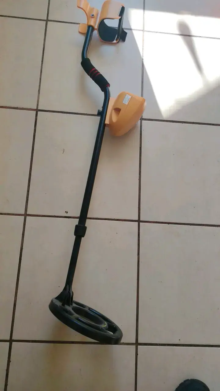 Detector de metales portátil amarillo - 1