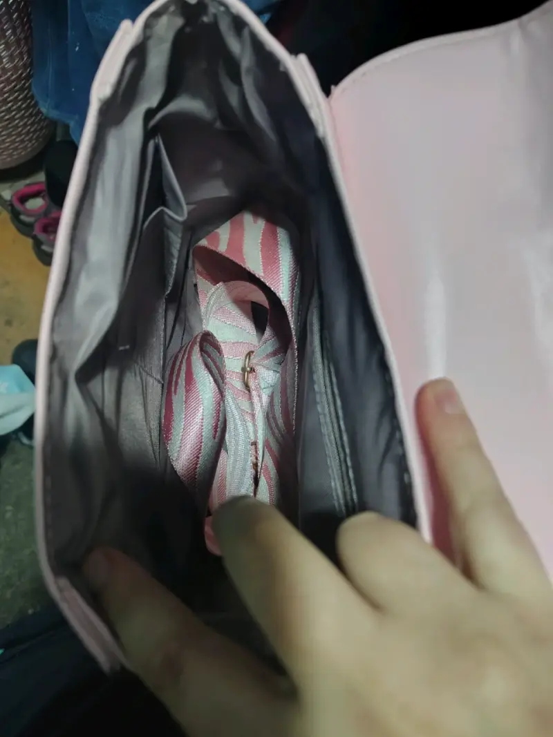 Cartera rosa con diseño de orejas - 3