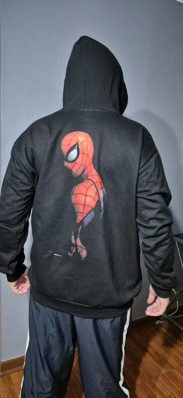 Polerón negro con diseño de araña