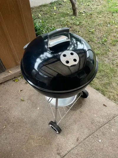 Parrilla Weber de carbón con tapa - miniatura 1