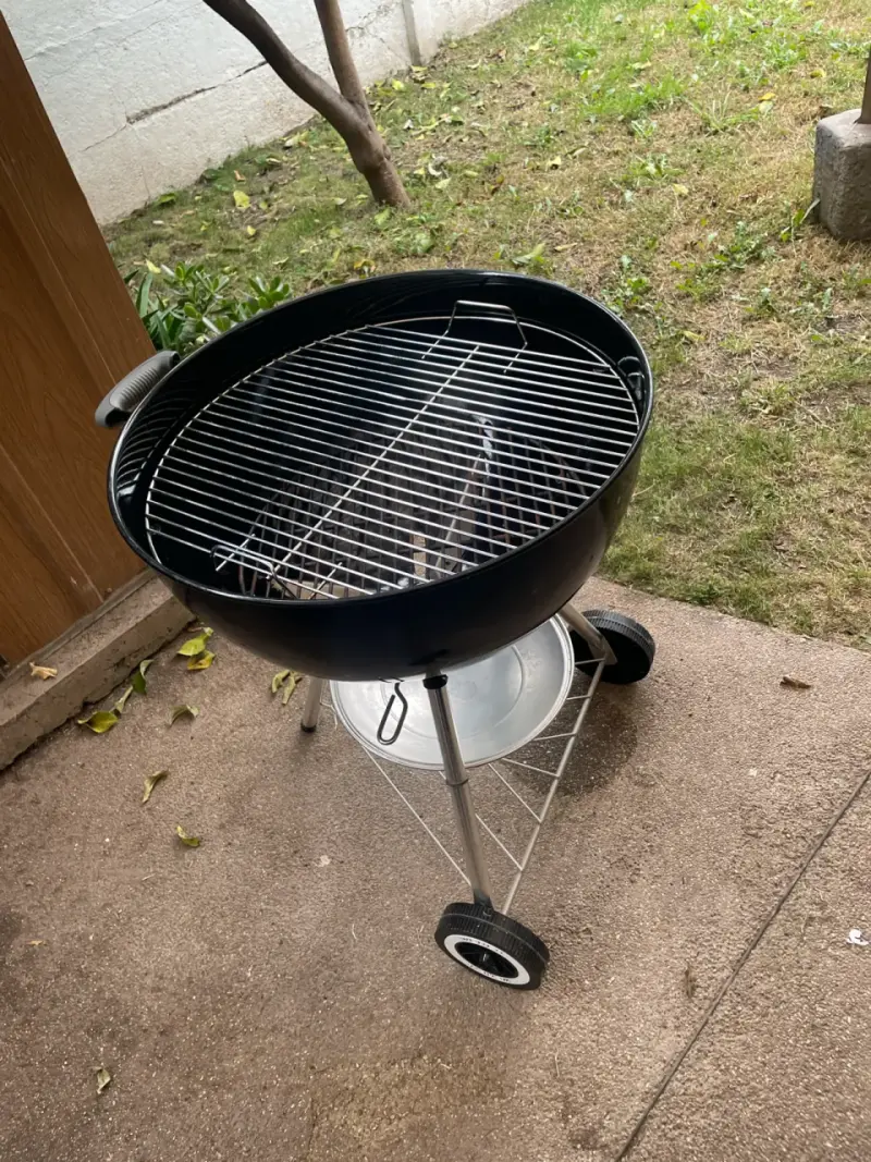 Parrilla Weber de carbón con tapa - 2