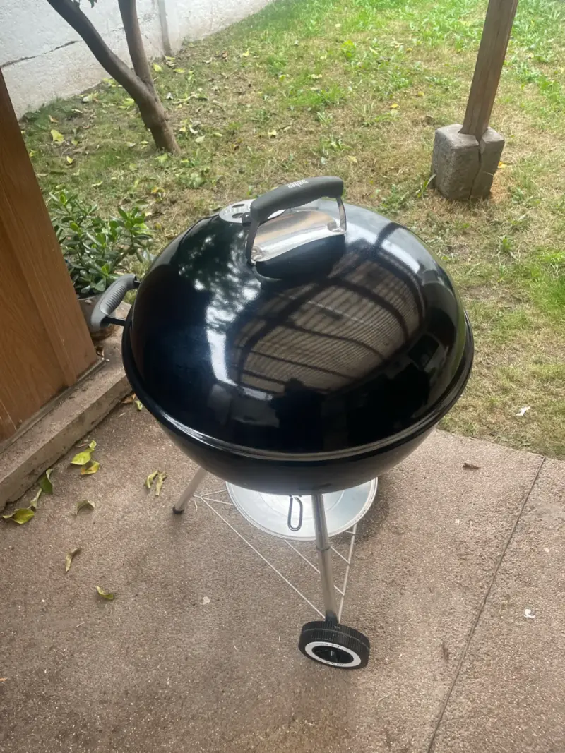 Parrilla Weber de carbón con tapa - 4