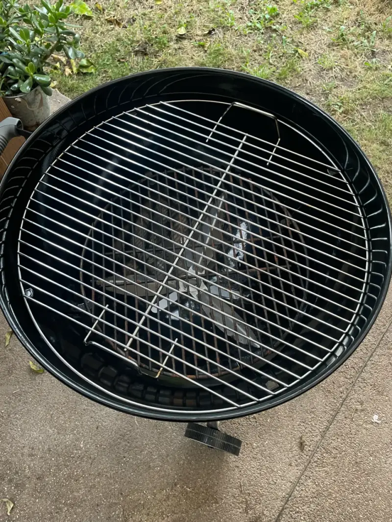Parrilla Weber de carbón con tapa - 6