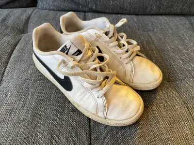 Zapatillas Nike blancas con logo negro - miniatura 1