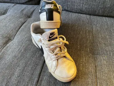 Zapatillas Nike blancas con logo negro - miniatura 3