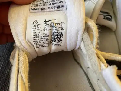 Zapatillas Nike blancas con logo negro - miniatura 4