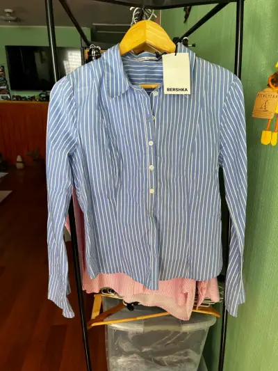 Polerón con capucha color marrón Bershka - miniatura 4