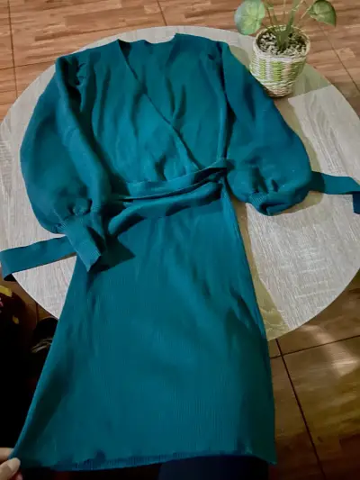 Vestido cruzado elegante para mujer - miniatura 2