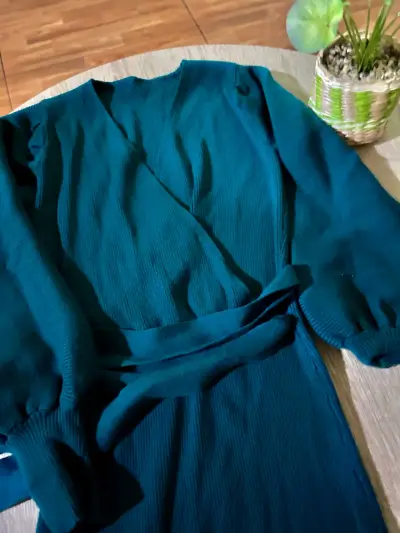 Vestido cruzado elegante para mujer - miniatura 3