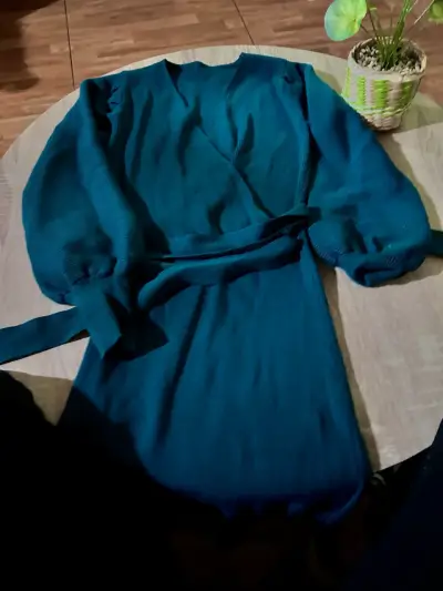 Vestido cruzado elegante para mujer - miniatura 4