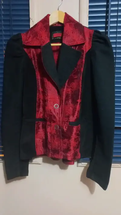 Blazer elegante negro y rojo con bordado floral - miniatura 1