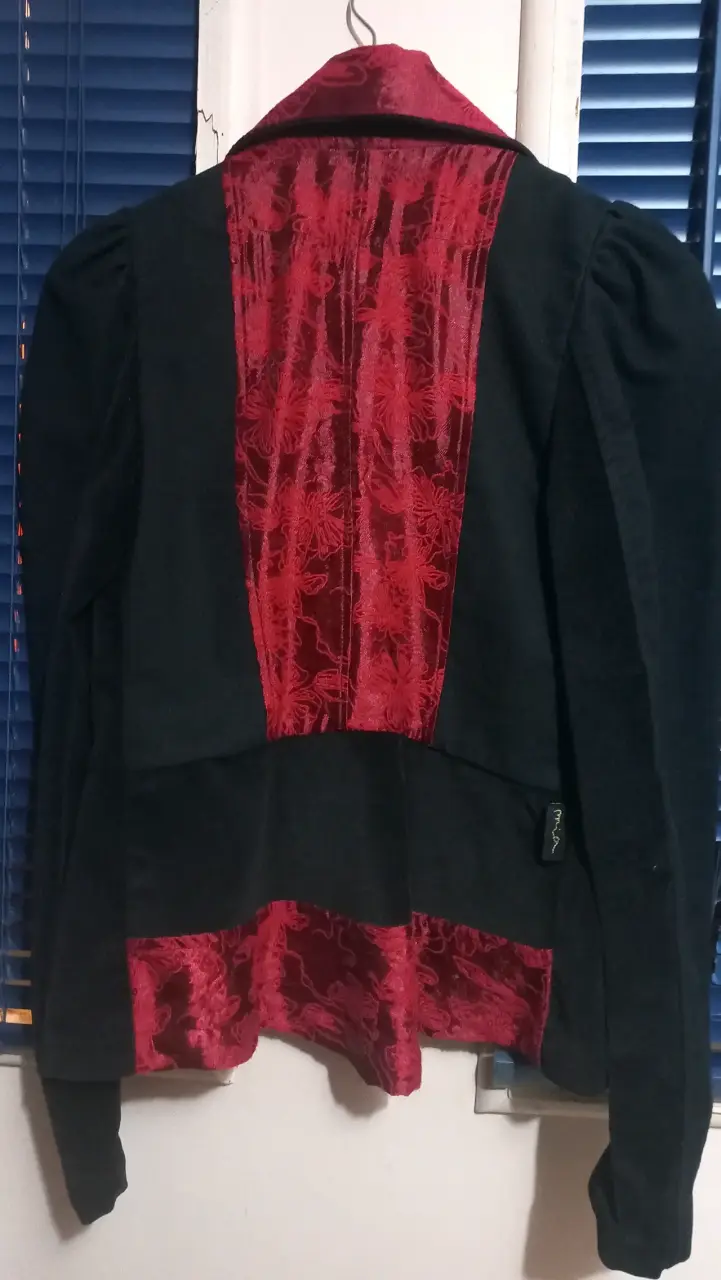 Blazer elegante negro y rojo con bordado floral - 2