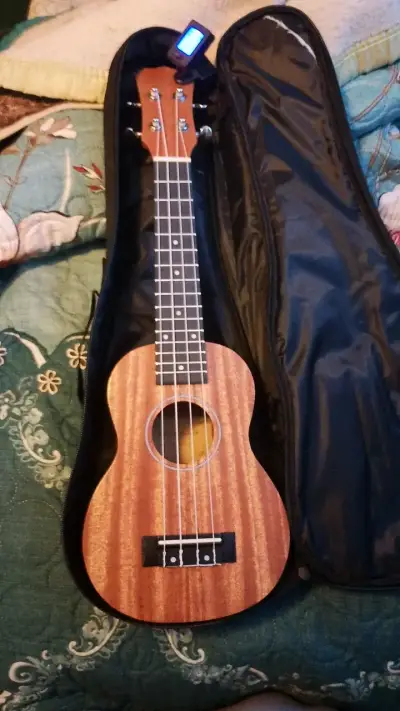 Ukelele de alta calidad - miniatura 2