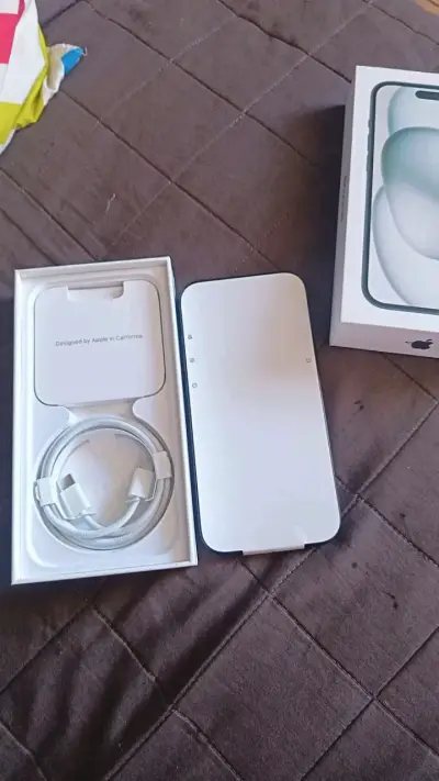 Iphone 15 con caja y accesorios originales - miniatura 2