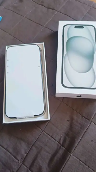 Iphone 15 con caja y accesorios originales - miniatura 3