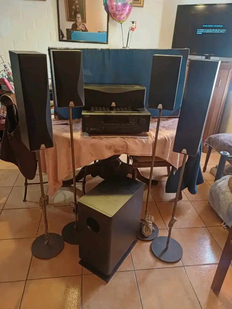 Sistema de sonido con parlantes y subwoofer