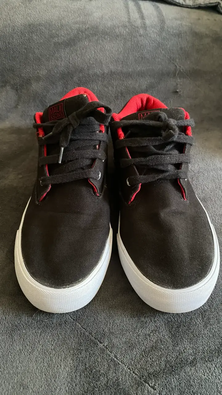 Zapatillas Maui and Sons negras y rojas - 1