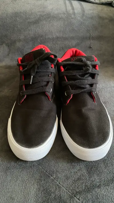 Zapatillas Maui and Sons negras y rojas - miniatura 1