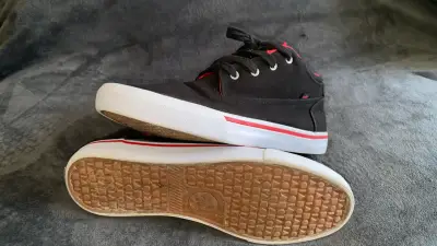 Zapatillas Maui and Sons negras y rojas - miniatura 2